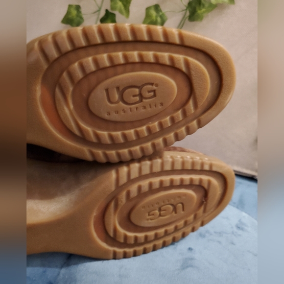 UGG Australia Gizzella Wedge Booties - Picture 16 of 16